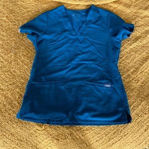Casma™ Three-Pocket Scrub Top